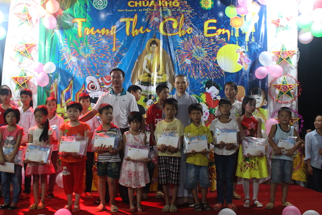 Hà Nội: Tết Trung thu cho em tại chùa Khô.