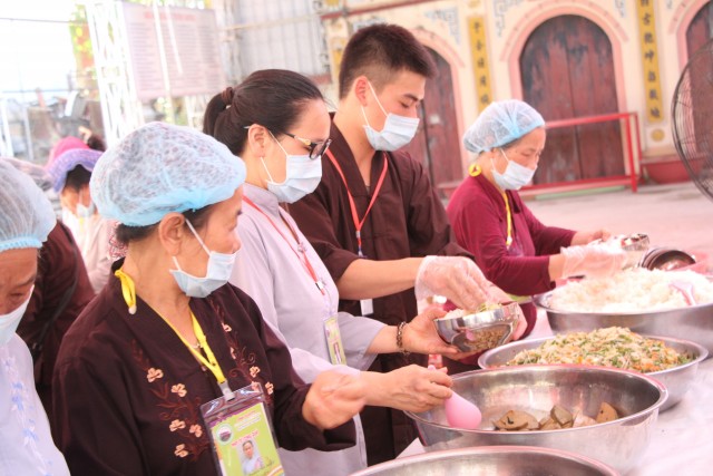 Thái Bình: Gần 1000 thiện sinh về chùa Từ Xuyên dự khóa tu sen hồng