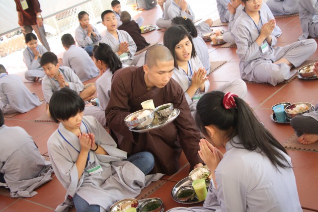 Thái Bình: Gần 1000 thiện sinh về chùa Từ Xuyên dự khóa tu sen hồng