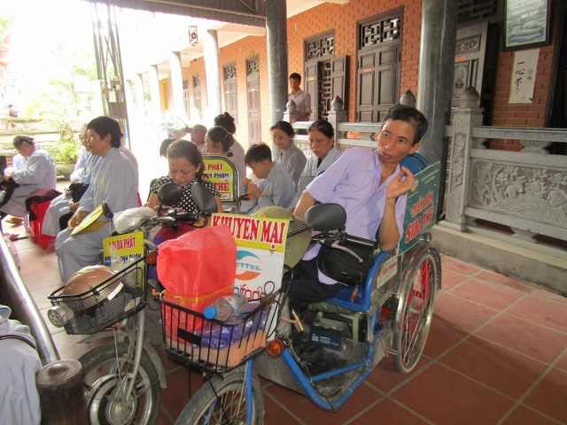 Người khuyết tật về chùa Từ Xuyên dự khóa tu
