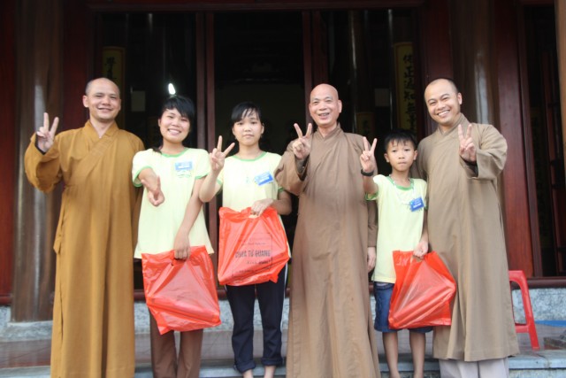 Thái Nguyên: Đêm thắp nến tri ân khóa tu “HƯƠNG TỪ BI” tại Chùa Từ Quang