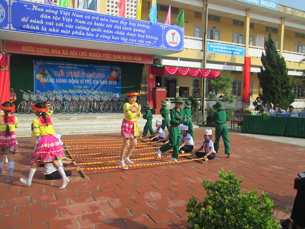 TT. Huế: Phật giáo Phong Điền trao tặng xe đạp nhân “Tháng hành động vì trẻ em năm 2016”