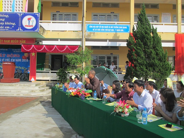 TT. Huế: Phật giáo Phong Điền trao tặng xe đạp nhân “Tháng hành động vì trẻ em năm 2016”