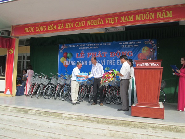 TT. Huế: Phật giáo Phong Điền trao tặng xe đạp nhân “Tháng hành động vì trẻ em năm 2016”