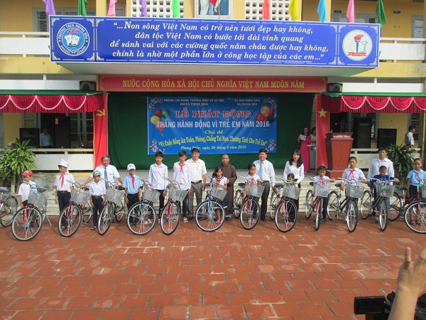 TT. Huế: Phật giáo Phong Điền trao tặng xe đạp nhân “Tháng hành động vì trẻ em năm 2016”