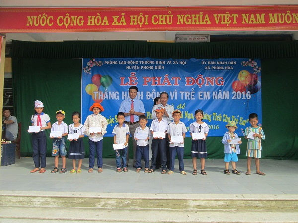 TT. Huế: Phật giáo Phong Điền trao tặng xe đạp nhân “Tháng hành động vì trẻ em năm 2016”