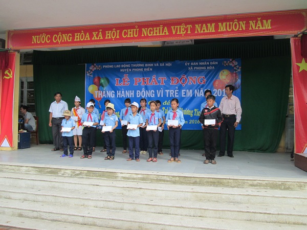 TT. Huế: Phật giáo Phong Điền trao tặng xe đạp nhân “Tháng hành động vì trẻ em năm 2016”