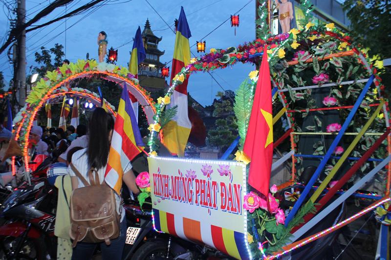 PG Đồng Tháp: Thuyết Pháp – Phóng Đăng – Diễu Hành Xe Hoa – Văn Nghệ