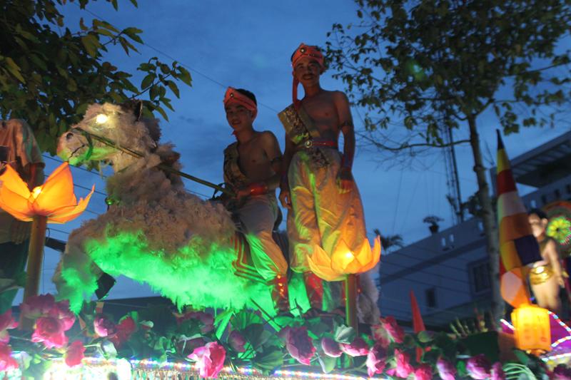 PG Đồng Tháp: Thuyết Pháp – Phóng Đăng – Diễu Hành Xe Hoa – Văn Nghệ