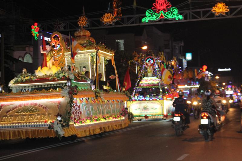 PG Đồng Tháp: Thuyết Pháp – Phóng Đăng – Diễu Hành Xe Hoa – Văn Nghệ