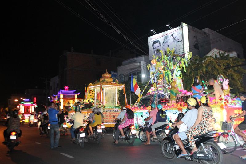 PG Đồng Tháp: Thuyết Pháp – Phóng Đăng – Diễu Hành Xe Hoa – Văn Nghệ