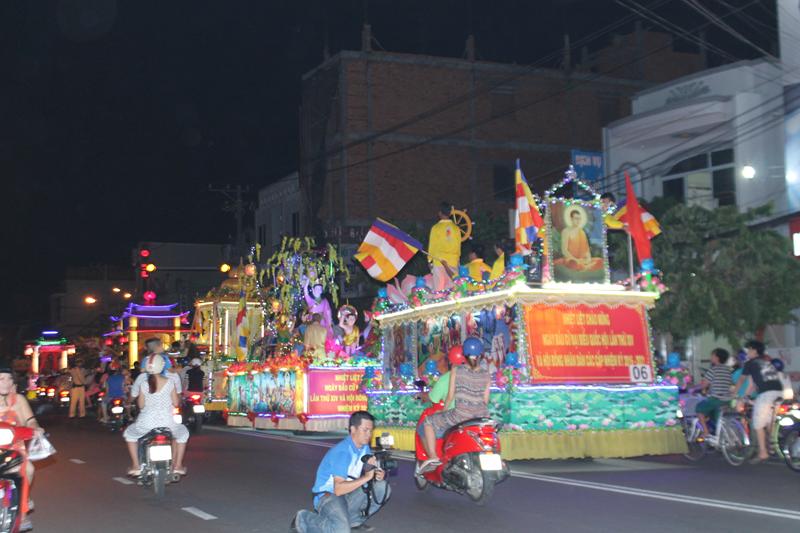 PG Đồng Tháp: Thuyết Pháp – Phóng Đăng – Diễu Hành Xe Hoa – Văn Nghệ