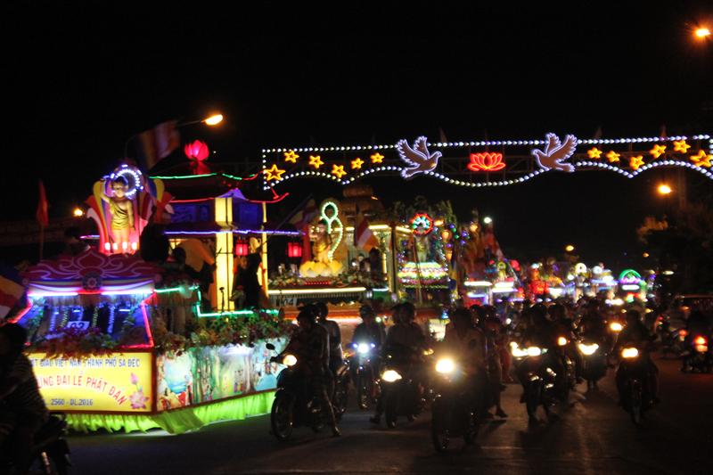 PG Đồng Tháp: Thuyết Pháp – Phóng Đăng – Diễu Hành Xe Hoa – Văn Nghệ