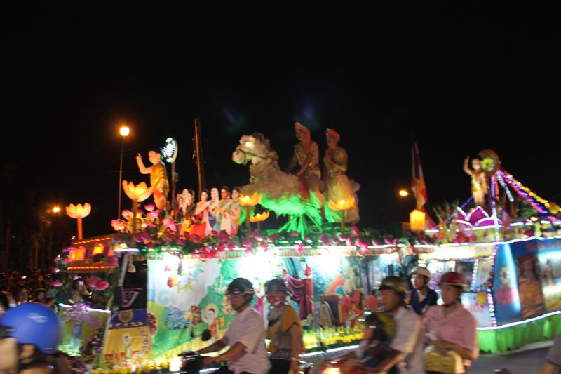 PG Đồng Tháp: Thuyết Pháp – Phóng Đăng – Diễu Hành Xe Hoa – Văn Nghệ