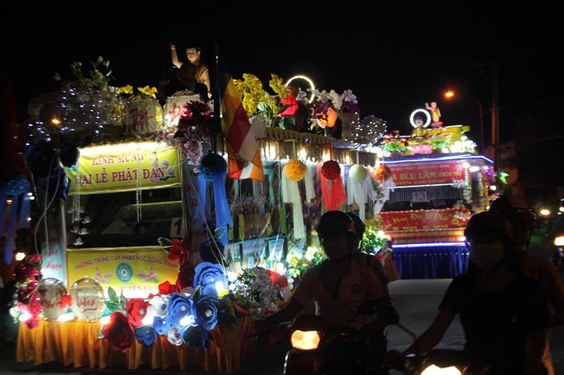 PG Đồng Tháp: Thuyết Pháp – Phóng Đăng – Diễu Hành Xe Hoa – Văn Nghệ