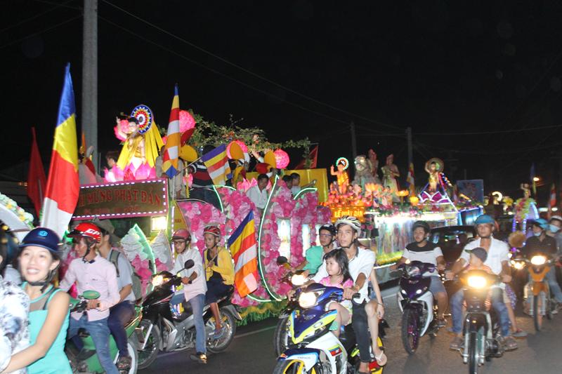 PG Đồng Tháp: Thuyết Pháp – Phóng Đăng – Diễu Hành Xe Hoa – Văn Nghệ