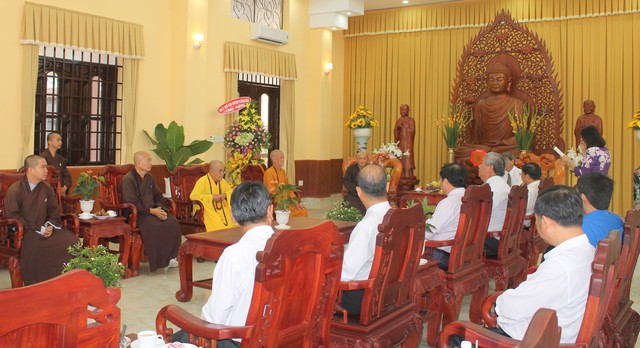 Bình Dương: Lãnh đạo tỉnh đến thăm và chúc mừng Phật Đản 2560