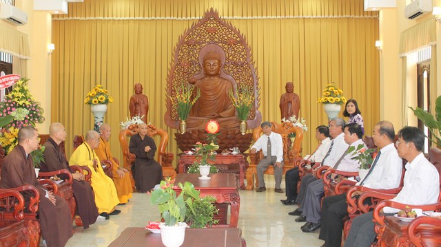 Bình Dương: Lãnh đạo tỉnh đến thăm và chúc mừng Phật Đản 2560