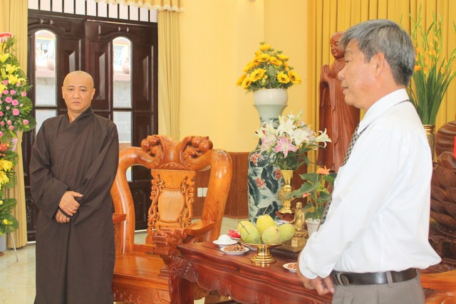 Bình Dương: Lãnh đạo tỉnh đến thăm và chúc mừng Phật Đản 2560