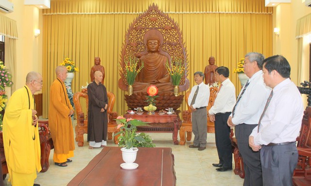 Bình Dương: Lãnh đạo tỉnh đến thăm và chúc mừng Phật Đản 2560