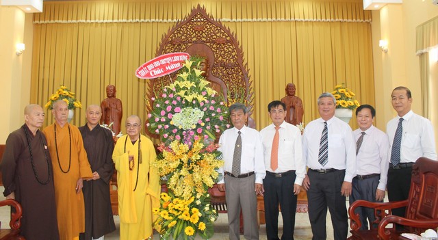 Bình Dương: Lãnh đạo tỉnh đến thăm và chúc mừng Phật Đản 2560