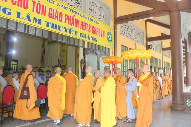 Bình Dương: Lễ khai hạ Tịnh nghiệp đạo tràng An cư kiết hạ PL: 2560