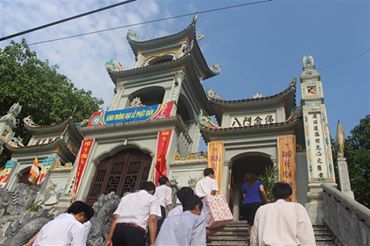 Thanh Hóa: Lãnh đạo huyện chúc mừng Phật đản chư Tăng Ni và Phật tử huyện Hà Trung