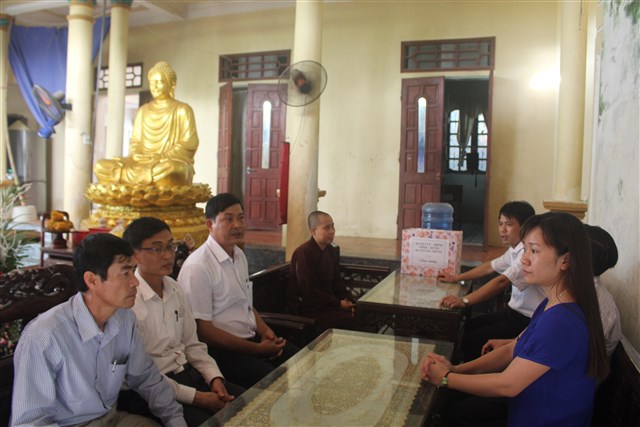 Thanh Hóa: Lãnh đạo huyện chúc mừng Phật đản chư Tăng Ni và Phật tử huyện Hà Trung