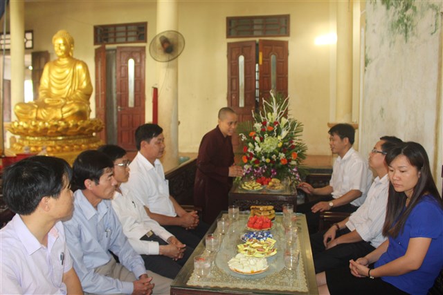 Thanh Hóa: Lãnh đạo huyện chúc mừng Phật đản chư Tăng Ni và Phật tử huyện Hà Trung