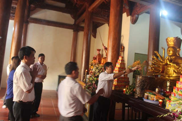 Thanh Hóa: Lãnh đạo huyện chúc mừng Phật đản chư Tăng Ni và Phật tử huyện Hà Trung