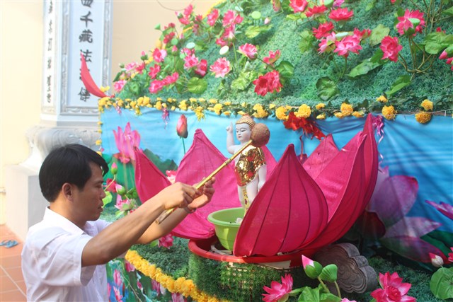 Thanh Hóa: Lãnh đạo huyện chúc mừng Phật đản chư Tăng Ni và Phật tử huyện Hà Trung