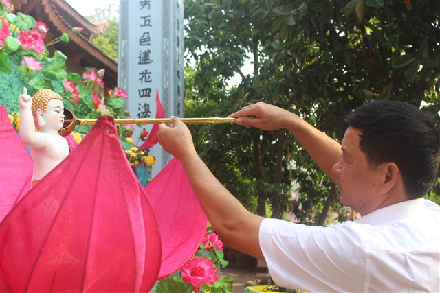 Thanh Hóa: Lãnh đạo huyện chúc mừng Phật đản chư Tăng Ni và Phật tử huyện Hà Trung