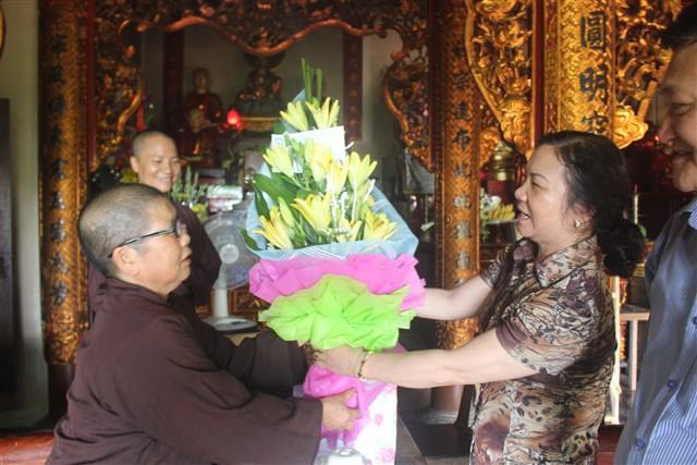 Thanh Hóa: UBMTTQ tỉnh chúc mừng Phật đản chư Tăng Ni, Phật tử huyện Hà Trung