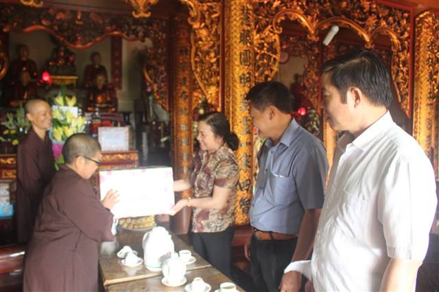 Thanh Hóa: UBMTTQ tỉnh chúc mừng Phật đản chư Tăng Ni, Phật tử huyện Hà Trung