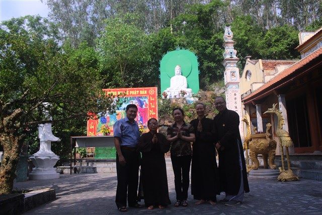 Thanh Hóa: UBMTTQ tỉnh chúc mừng Phật đản chư Tăng Ni, Phật tử huyện Hà Trung