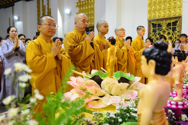 Chùa Giác Ngộ: Trang nghiêm đại lễ Phật đản và quy y Tam Bảo PL. 2560 – DL. 2016