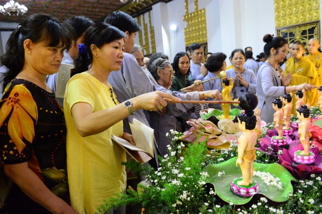Chùa Giác Ngộ: Trang nghiêm đại lễ Phật đản và quy y Tam Bảo PL. 2560 – DL. 2016