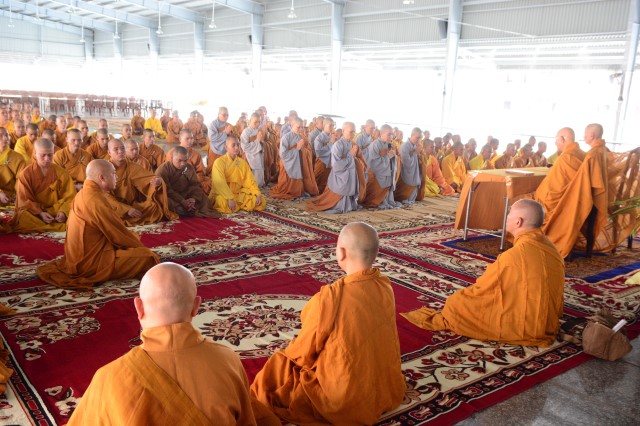 Tăng Ni sinh nội trú tại học viện PGVN tại TP. HCM tác pháp an cư mùa hạ đầu tiên
