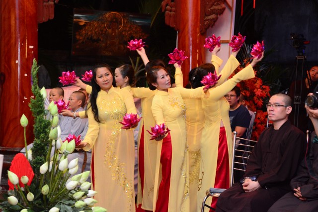 TP.HCM: Tưng bừng khai mạc triển lãm nghệ thuật Phật giáo “Mùa hoa sen nở”