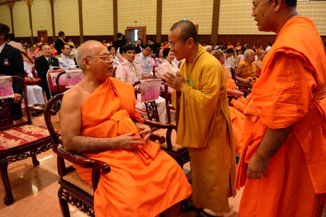 TT. Thích Nhật Từ nhận bằng tiến sĩ danh dự của trường đại học Mahachulalongkorn - Thái Lan
