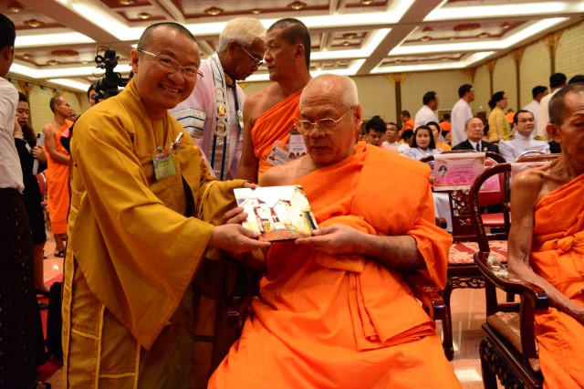 TT. Thích Nhật Từ nhận bằng tiến sĩ danh dự của trường đại học Mahachulalongkorn - Thái Lan