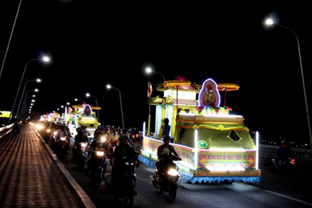 Huế: 35 xe hoa diễu hành khắp phố mừng Phật đản