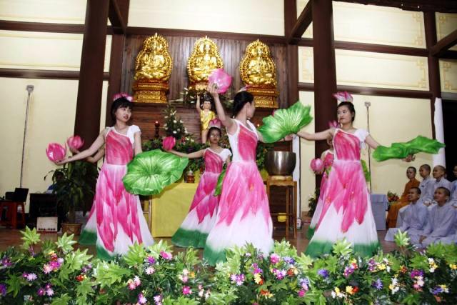 Đại lễ Phật đản tại hai huyện miền núi Khánh Vĩnh và Khánh Sơn