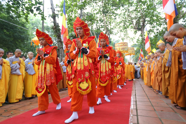 Hàng nghìn tăng ni, phật tử, người dân rước Phật ở Huế