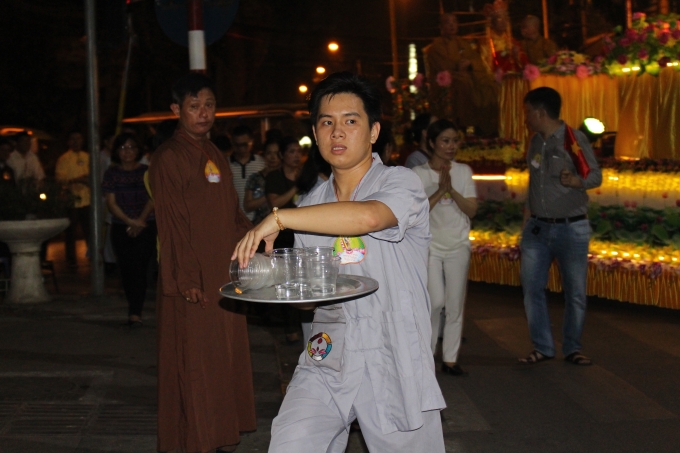 Hà Nội: Hàng ngàn người diễu hành rước Phật đản tại Chùa Quán Sứ