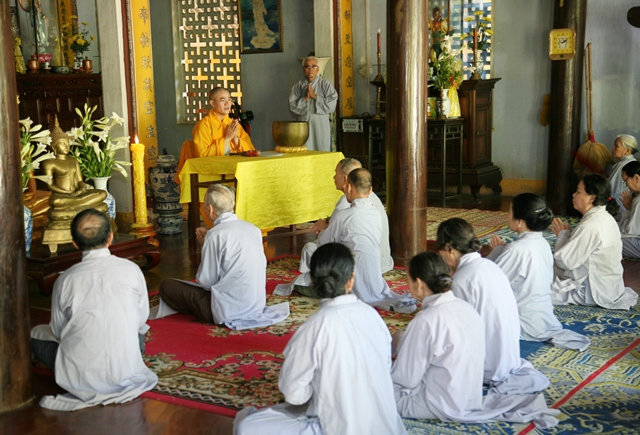 TT. Huế: ĐĐ. Thích Tâm Phương thuyết giảng Đạo tràng Bát Quan trai tại Chùa Kim An