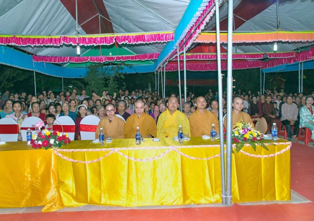 Thanh Hóa: Tưng bừng đêm giao lưu văn nghệ và lễ tắm Phật tại chùa Kim Liên