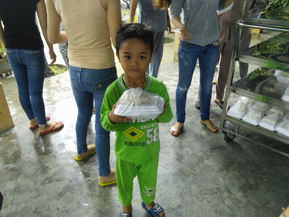 Khánh Hòa: Chùa Sắc tứ Minh Thiện phát tặng 600 hộp cơm chay