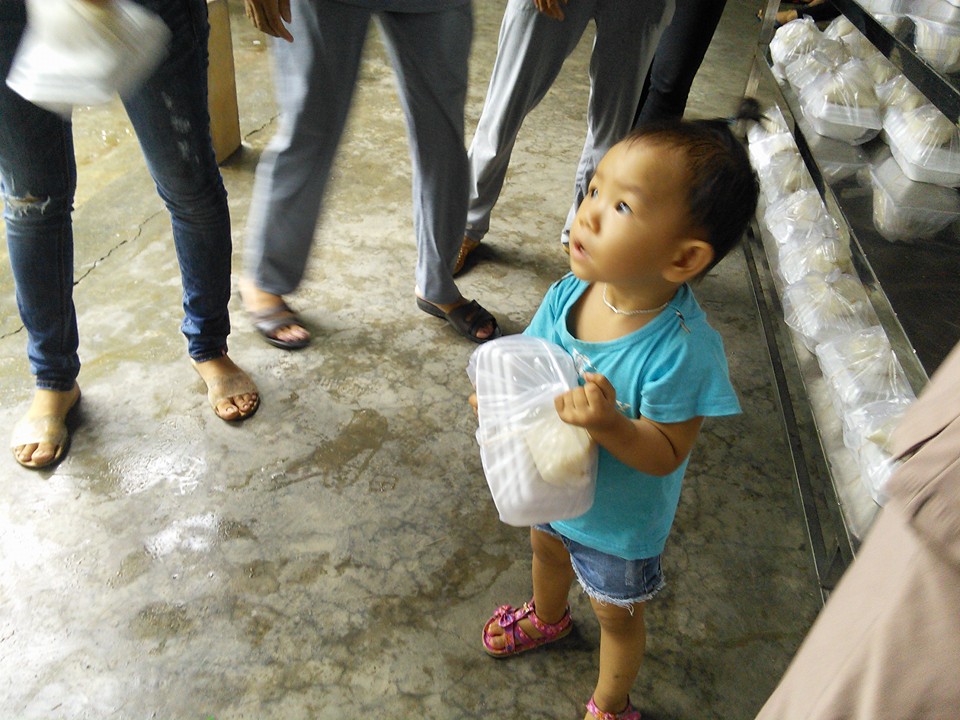 Khánh Hòa: Chùa Sắc tứ Minh Thiện phát tặng 600 hộp cơm chay