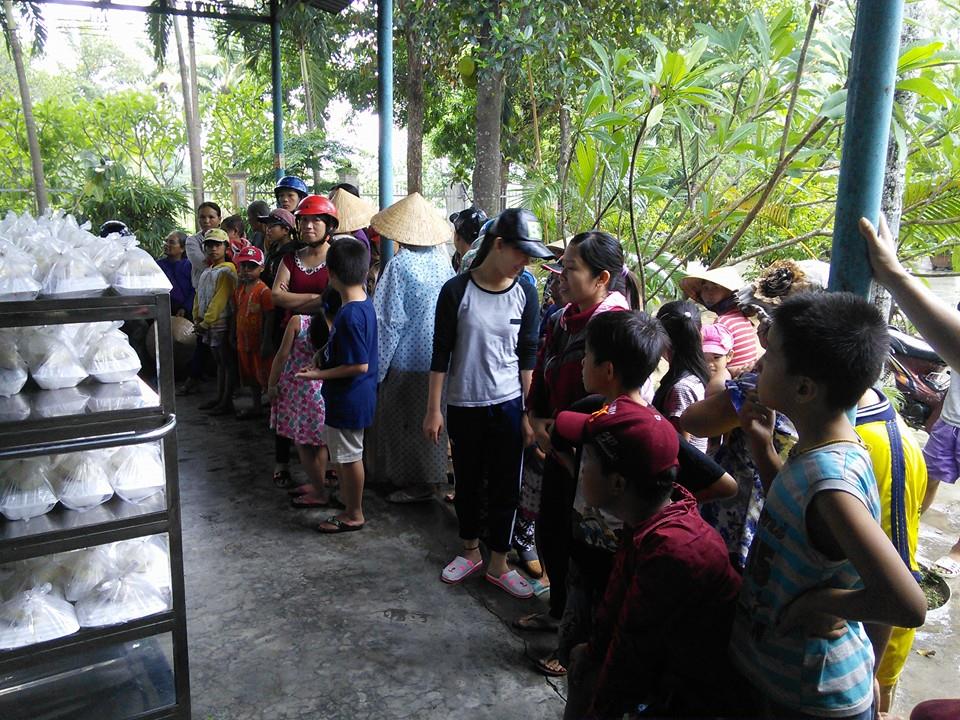 Khánh Hòa: Chùa Sắc tứ Minh Thiện phát tặng 600 hộp cơm chay